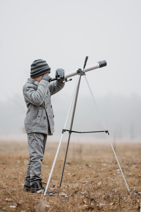 petit garcon observe nature lunette astronomique